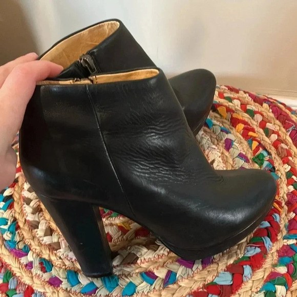 Buffalo London black leather  platform heel ankle boots - Picture 4 of 6